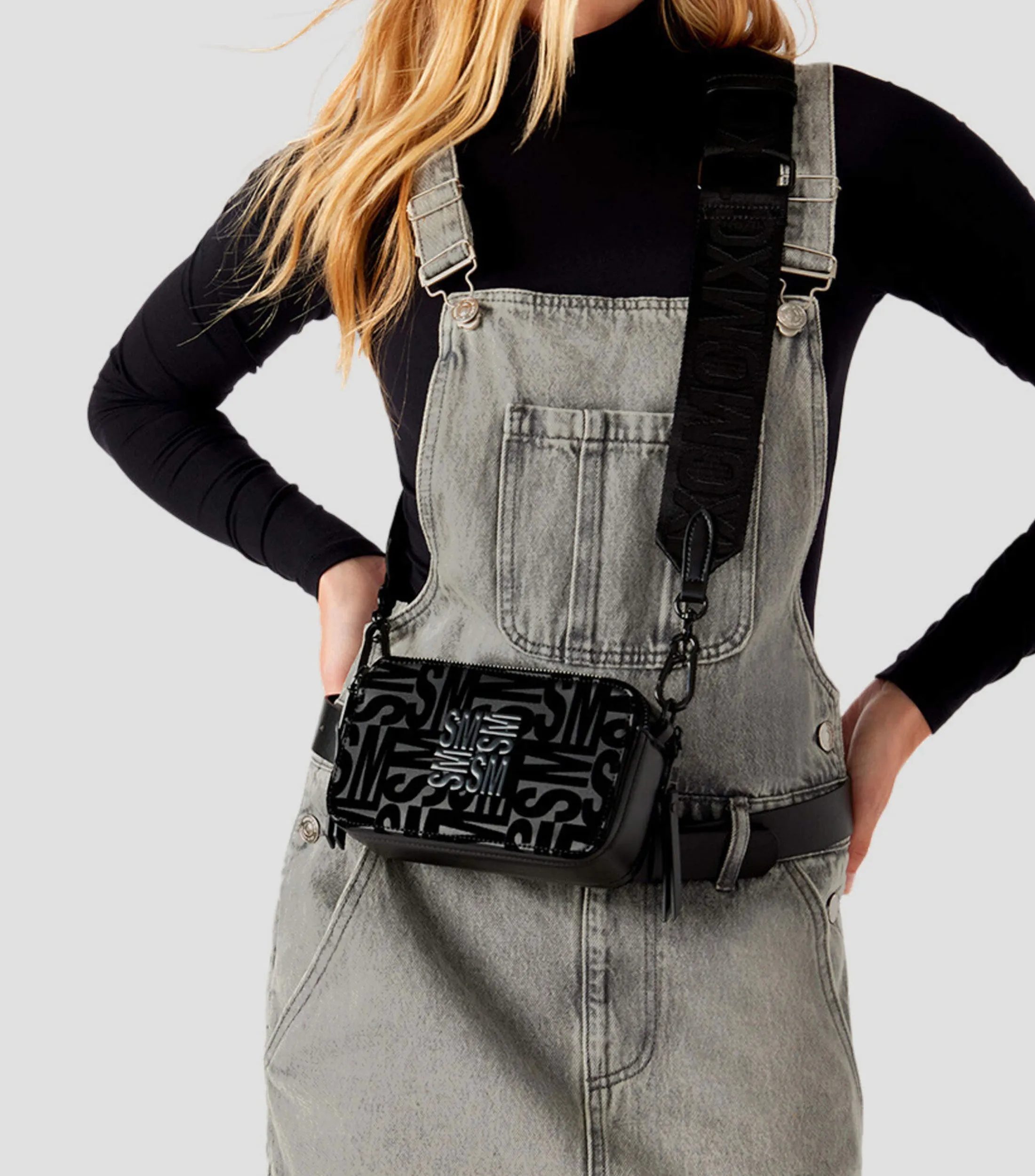 6472_Steve Madden Bolso crossbody con monogram Risav Mujer