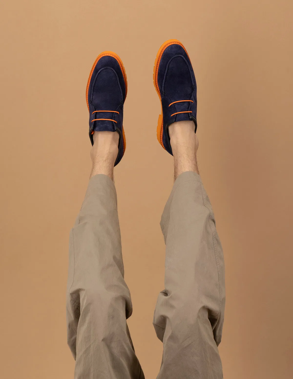 Blucher en piel ante color azul marino con suela y cordones naranjas para hombre