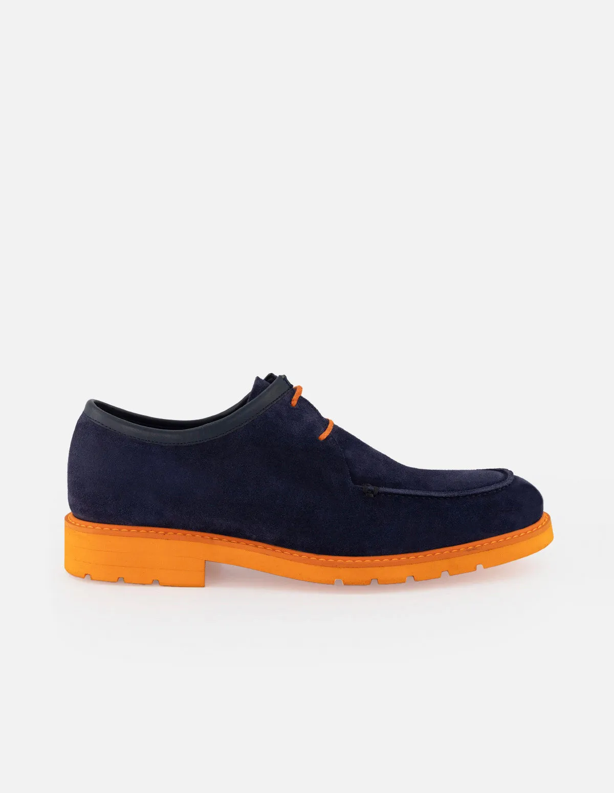 Blucher en piel ante color azul marino con suela y cordones naranjas para hombre