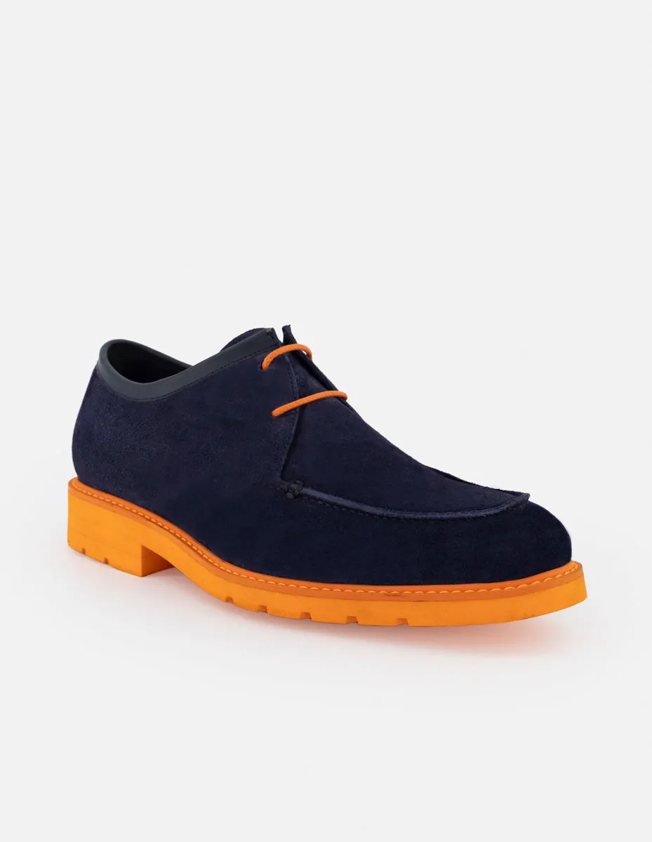 Blucher en piel ante color azul marino con suela y cordones naranjas para hombre