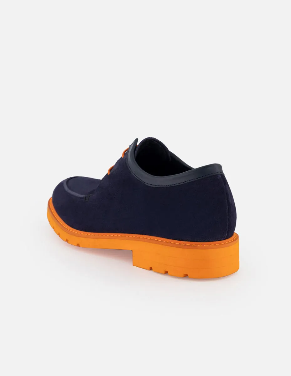 Blucher en piel ante color azul marino con suela y cordones naranjas para hombre