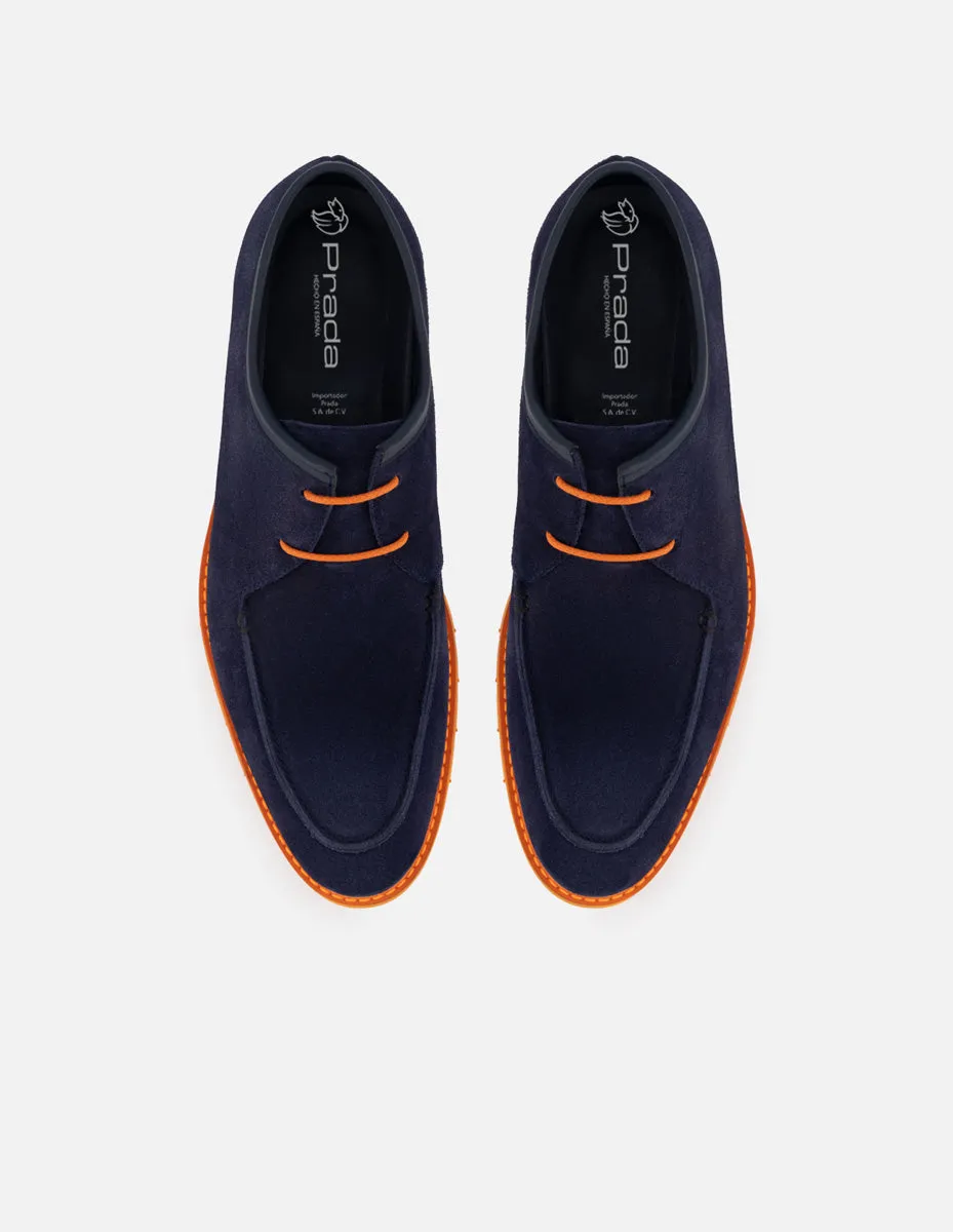 Blucher en piel ante color azul marino con suela y cordones naranjas para hombre