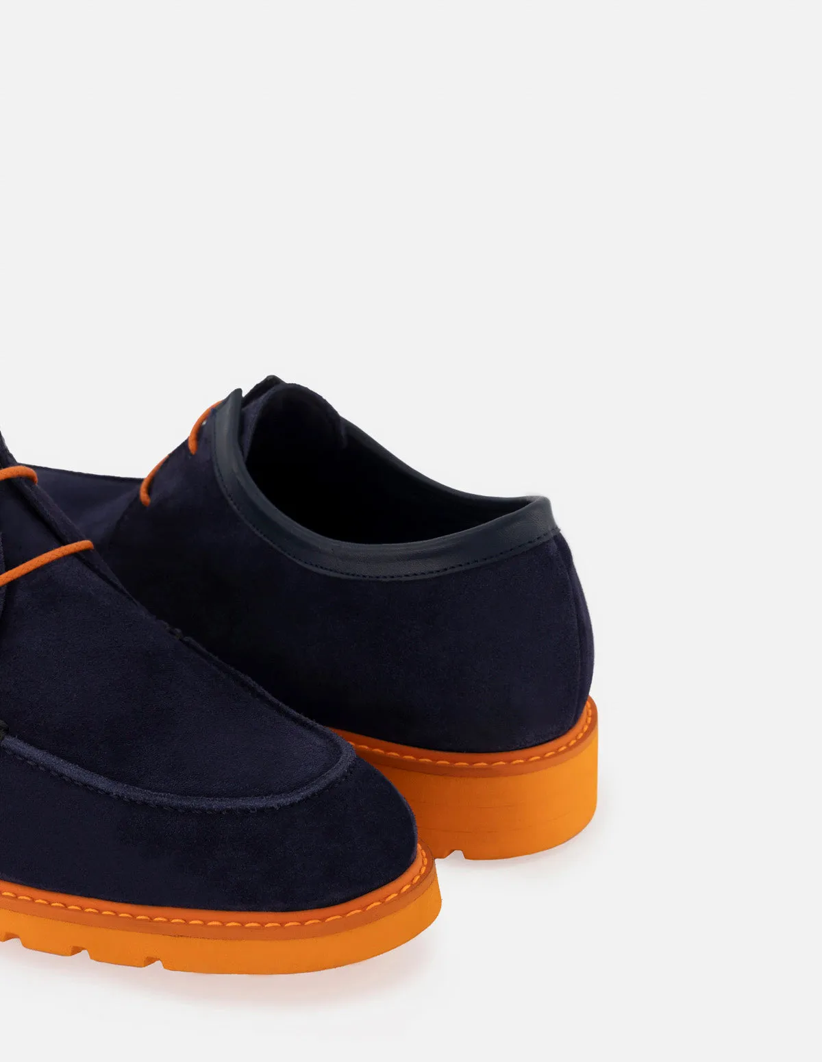 Blucher en piel ante color azul marino con suela y cordones naranjas para hombre
