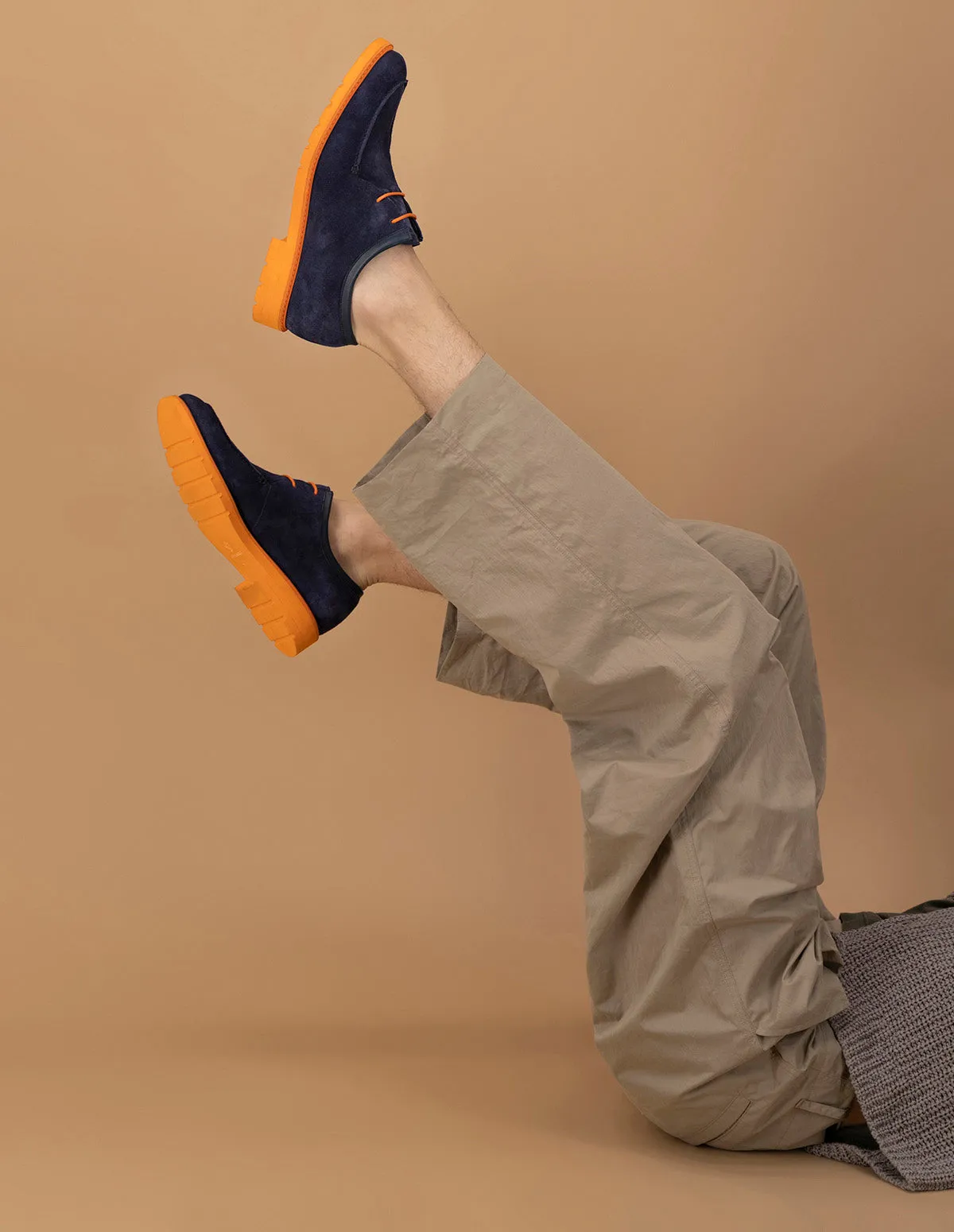 Blucher en piel ante color azul marino con suela y cordones naranjas para hombre