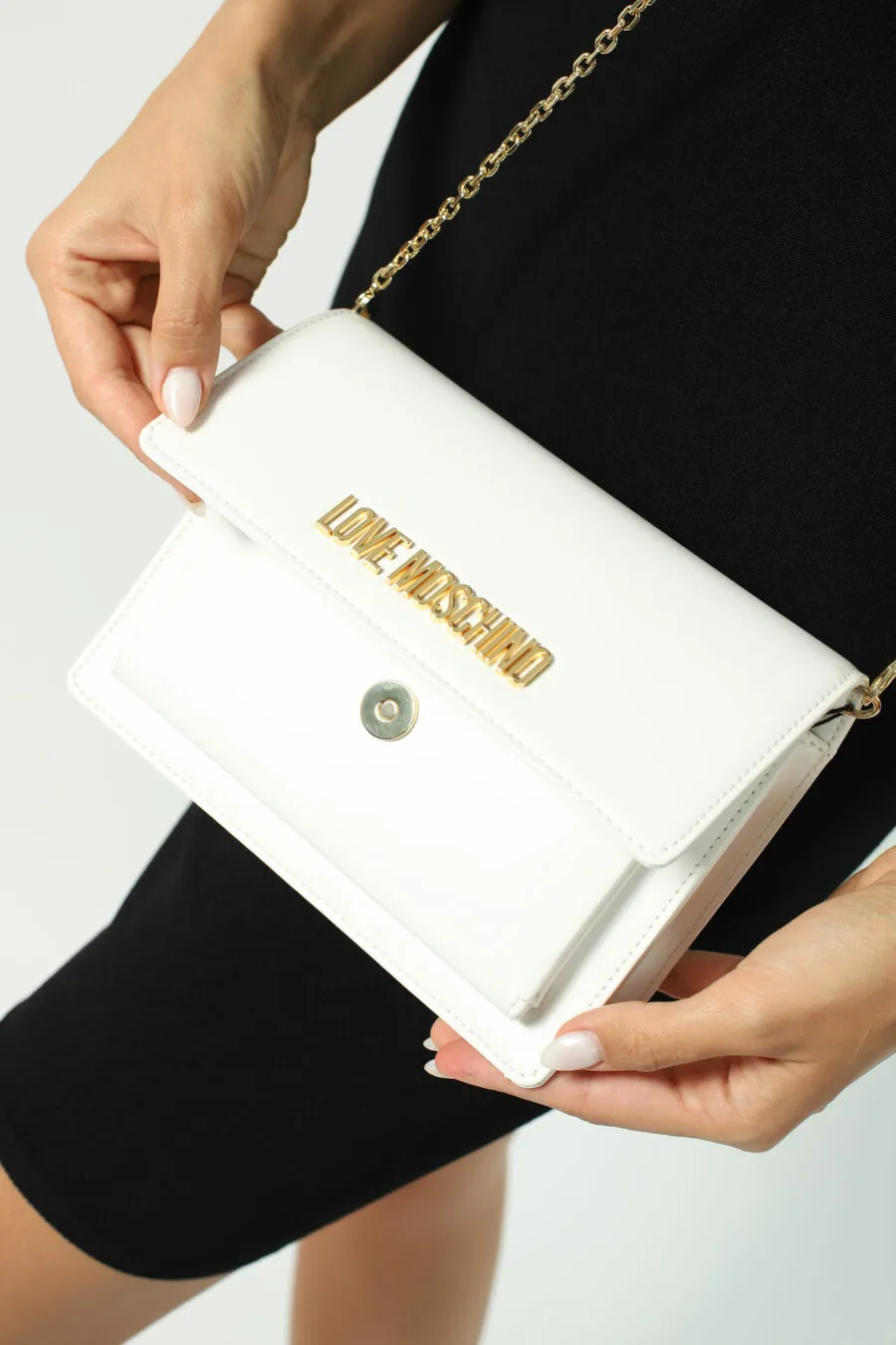 Bolso bandolera blanco con cadena y minilogo