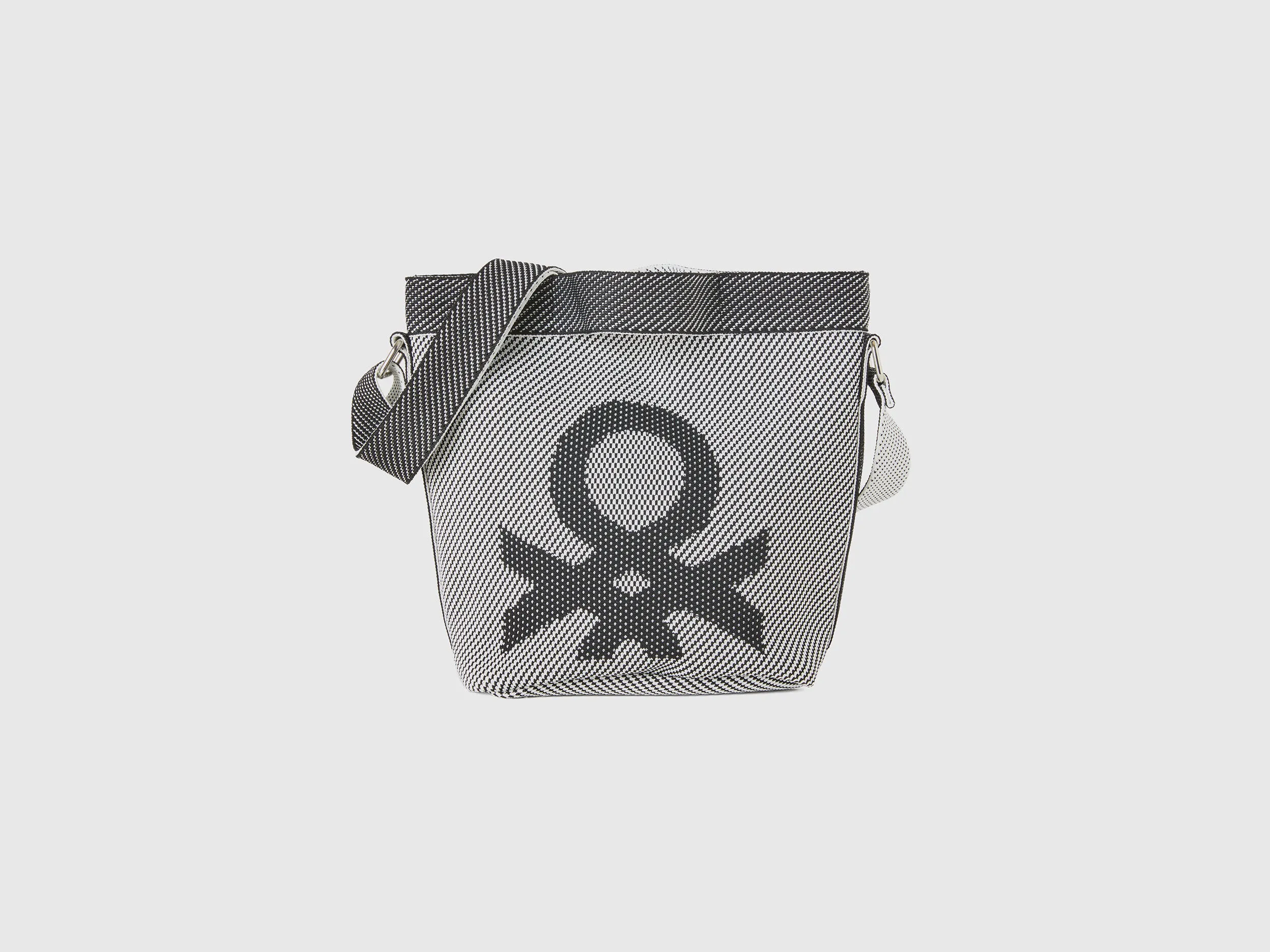 Bolso tipo saco blanco y negro