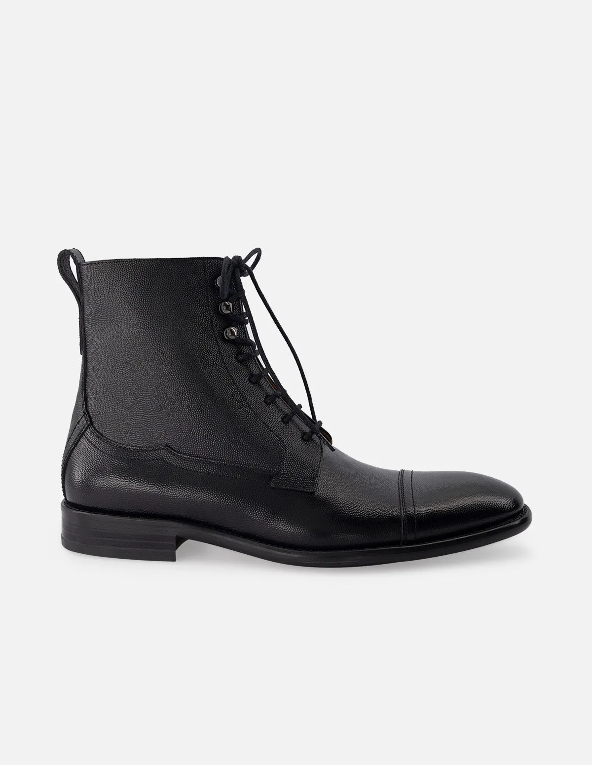 Botin de cordones en piel bombeada color negro  para hombre