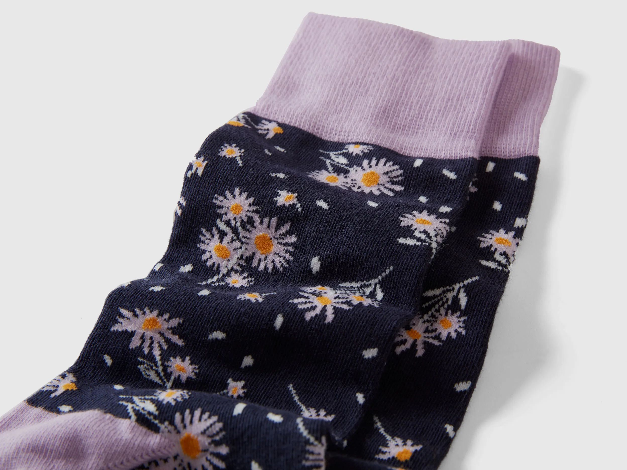 Calcetines largos azules y lilas de flores