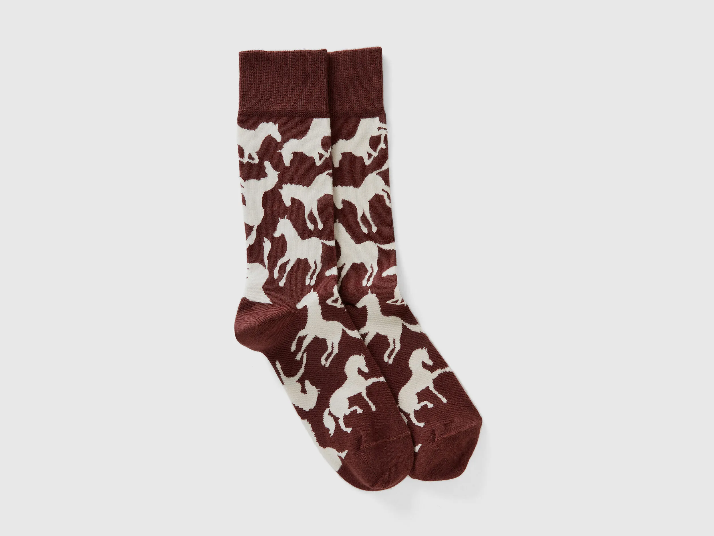 Calcetines largos marrones con caballos