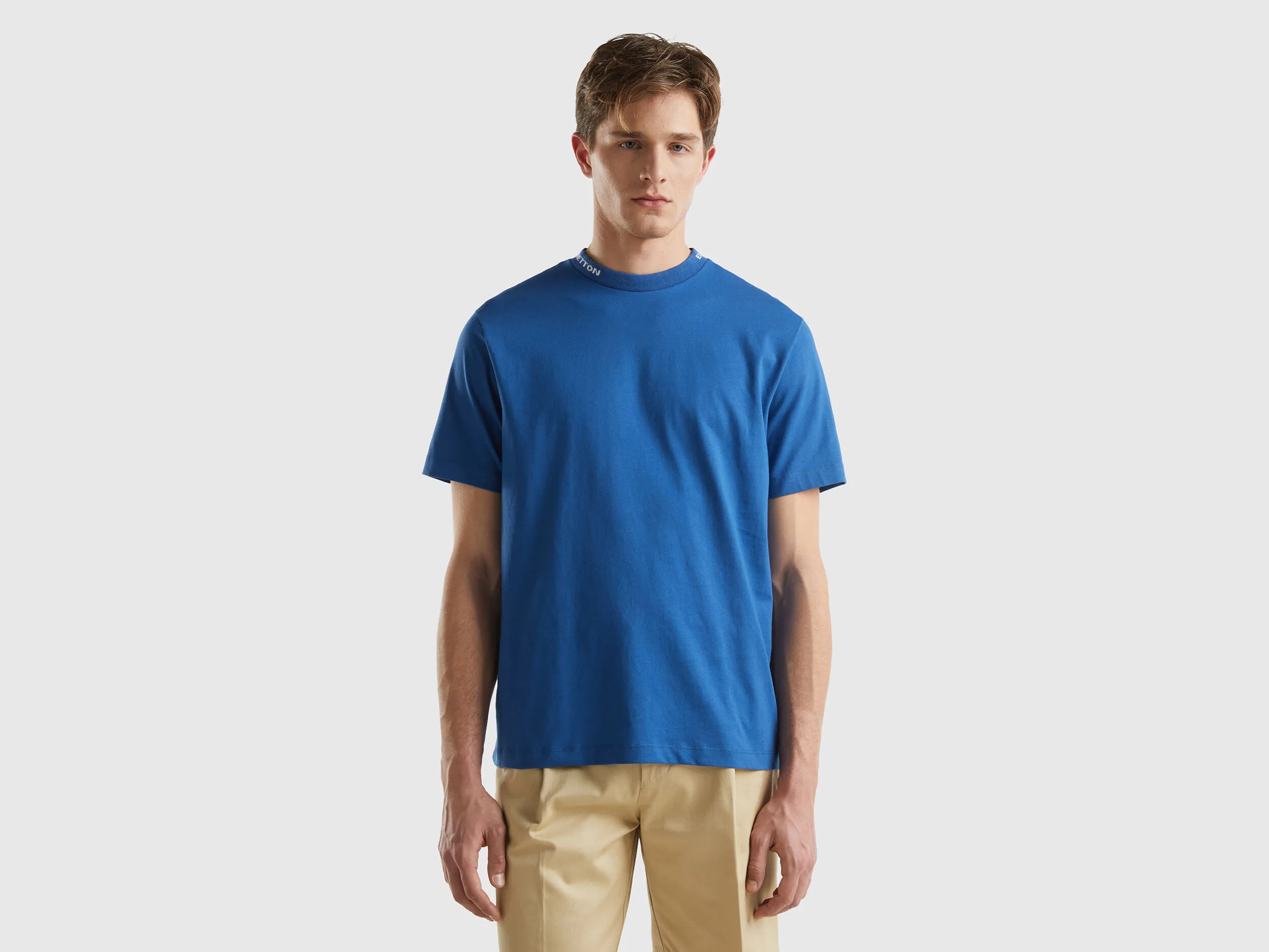 Camiseta azul oscuro bordado en el cuello