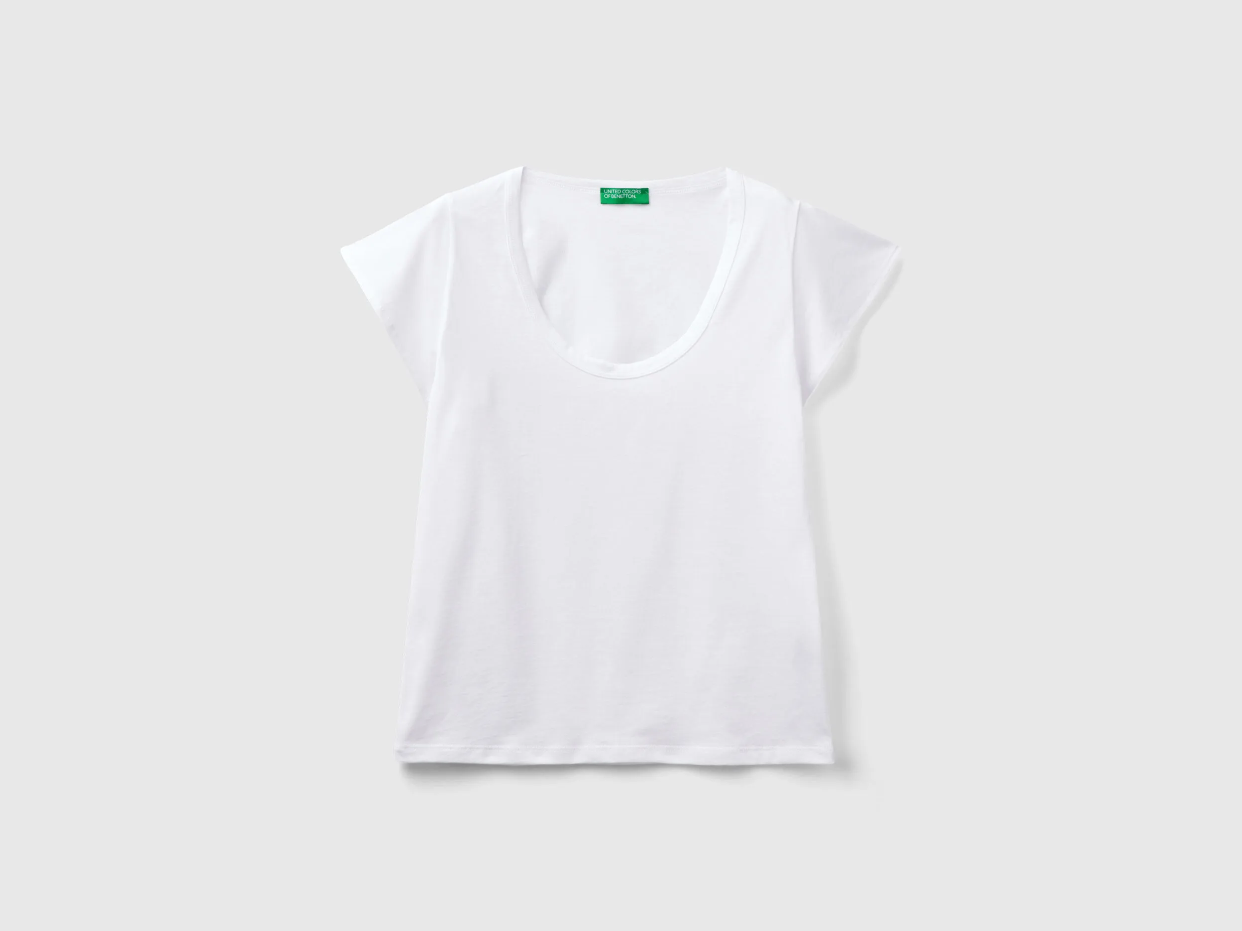 Camiseta con escote amplio