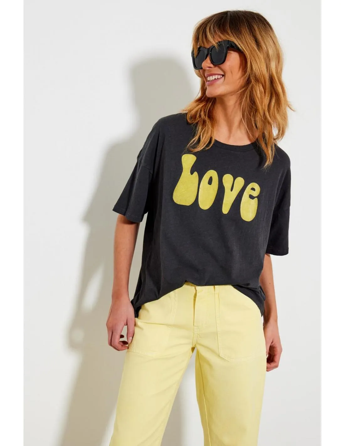 CAMISETA CON ESTAMPADO LOVE AMARILLO FIVE PARIS