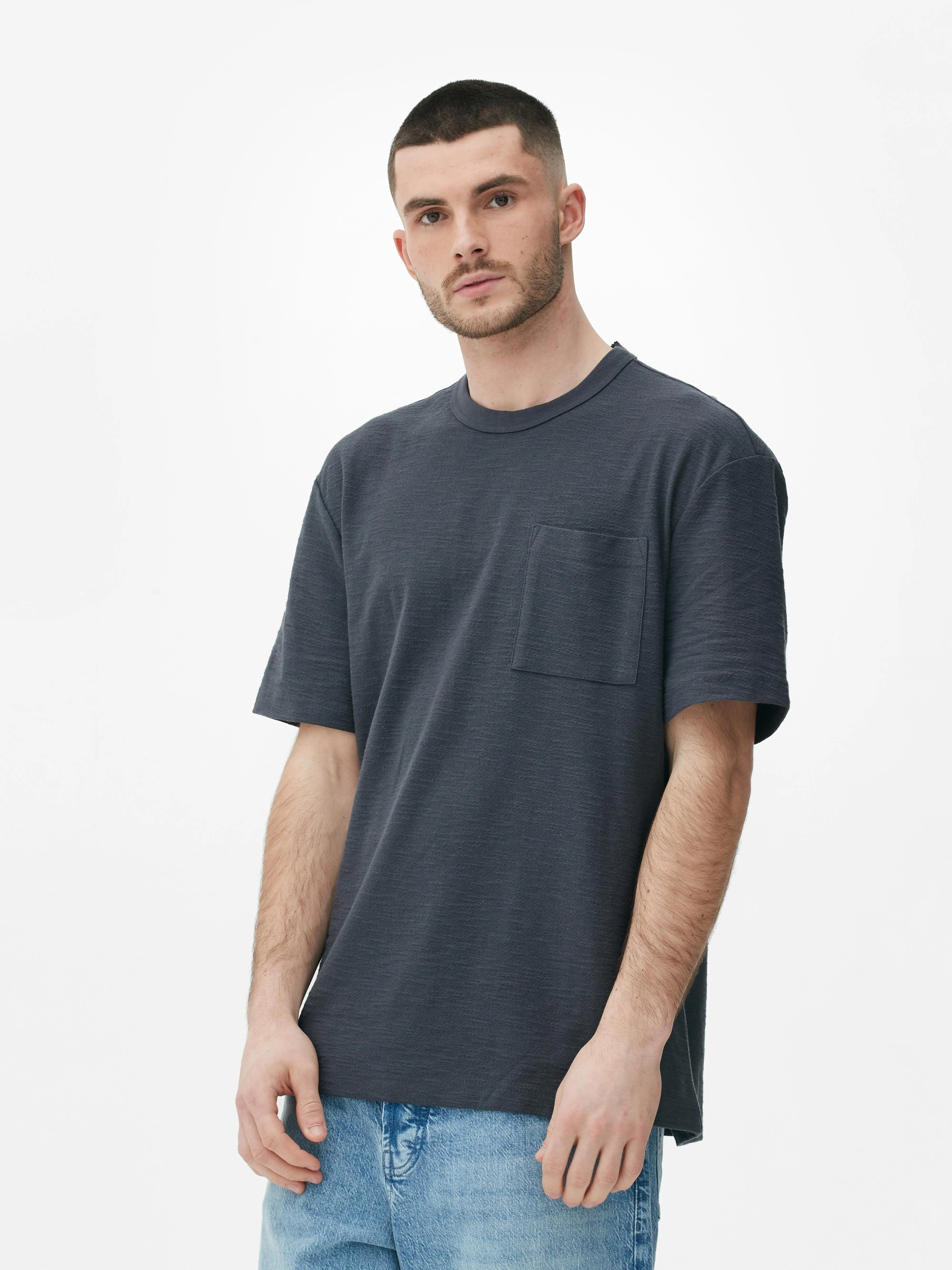 Camiseta de crepé con bolsillo de plastrón