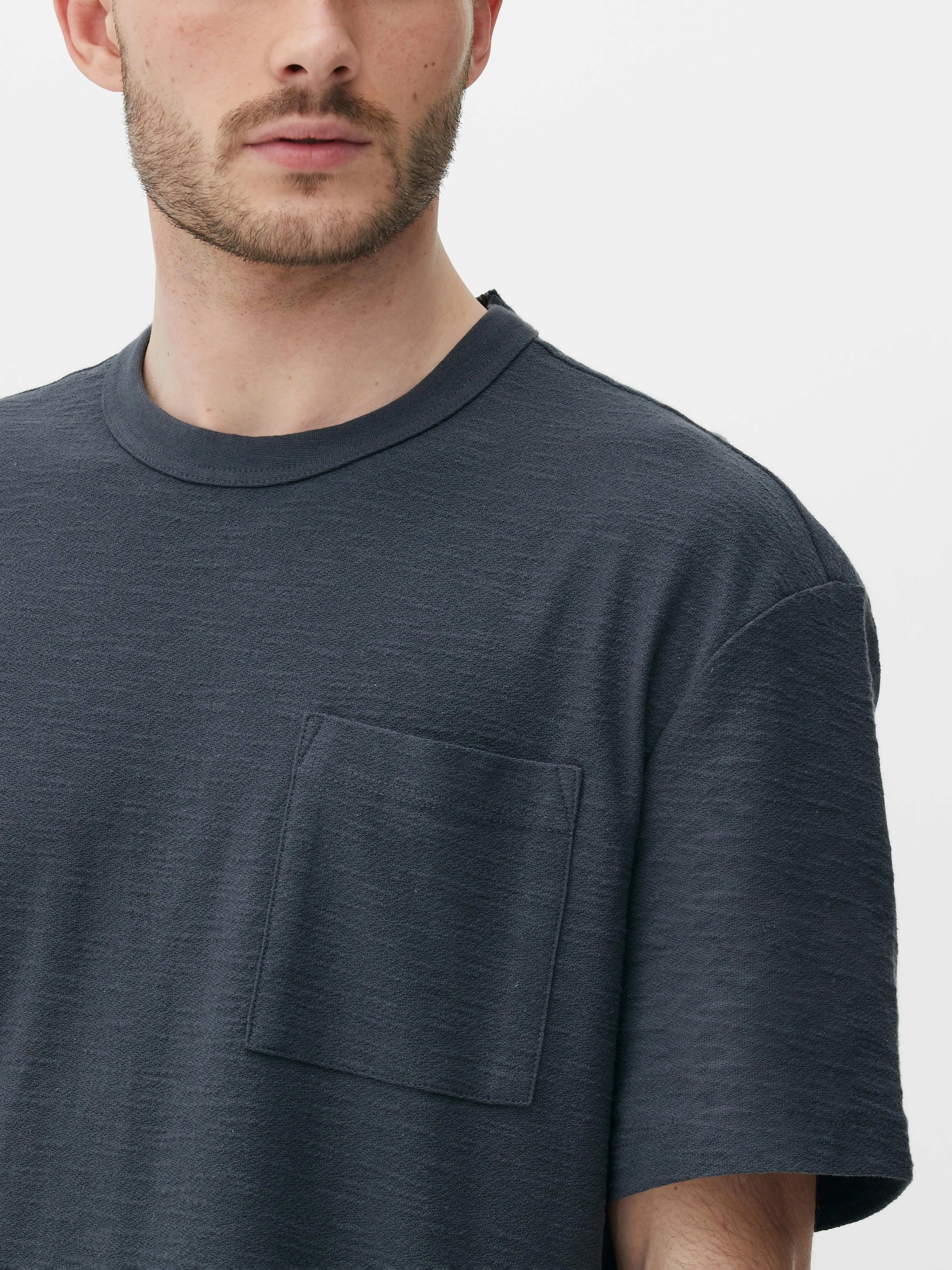 Camiseta de crepé con bolsillo de plastrón