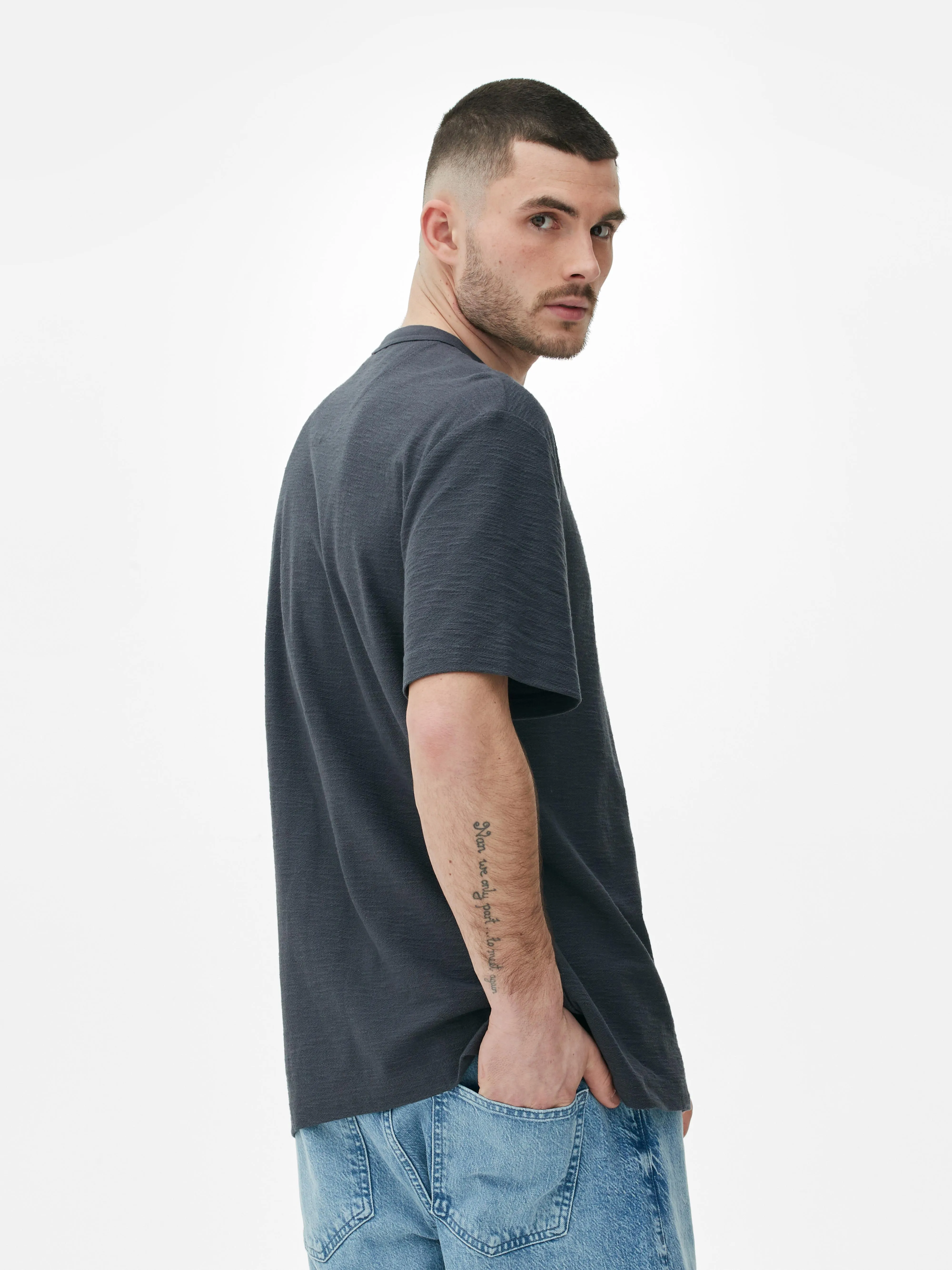 Camiseta de crepé con bolsillo de plastrón