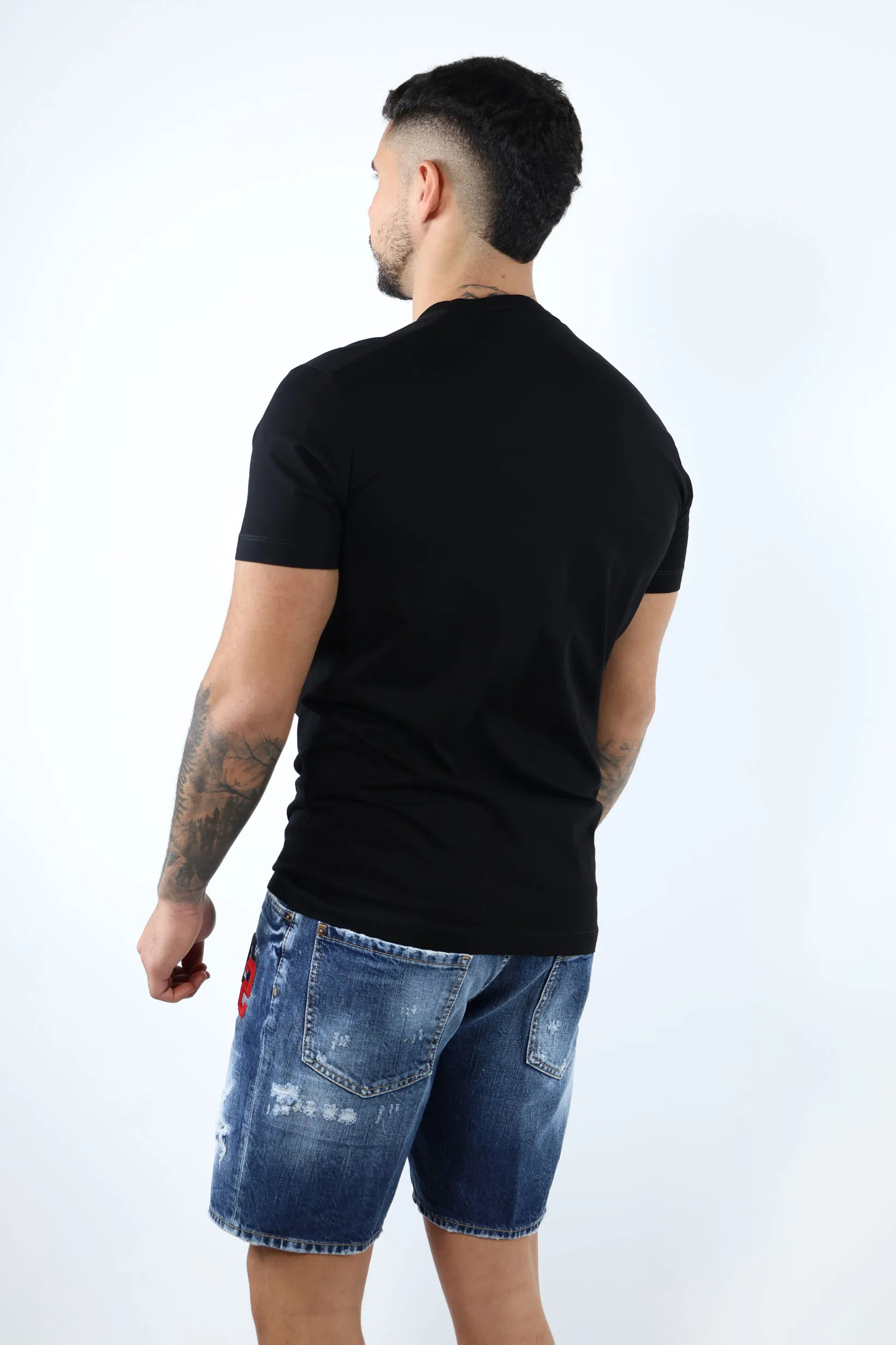 Camiseta negra con maxilogo 