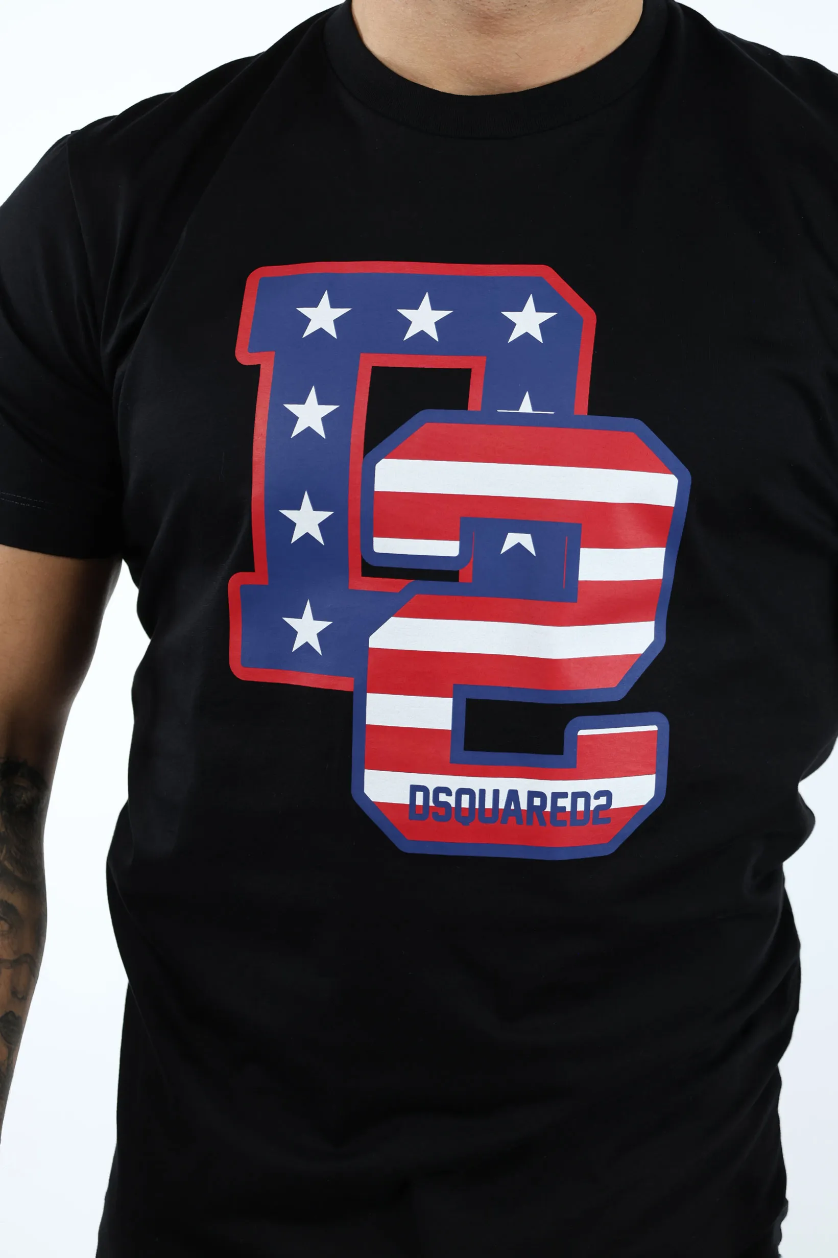 Camiseta negra con maxilogo 