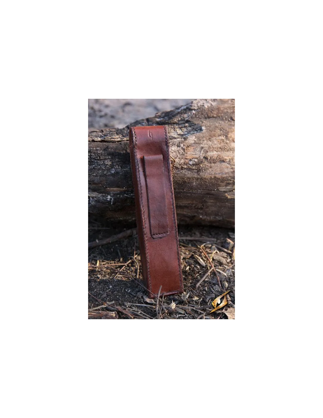 Cubiertos medievales con funda marrón: cuchara, tenedor y cuchillo