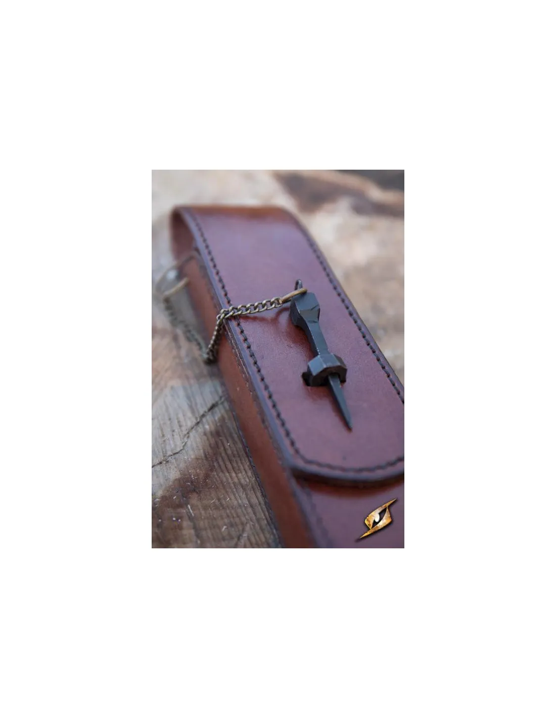 Cubiertos medievales con funda marrón: cuchara, tenedor y cuchillo