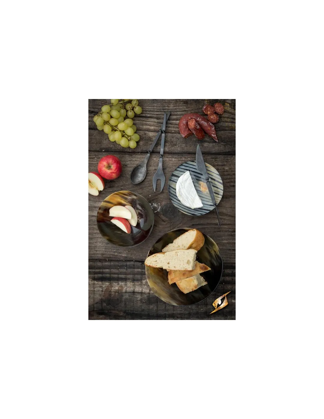 Cubiertos medievales con funda marrón: cuchara, tenedor y cuchillo