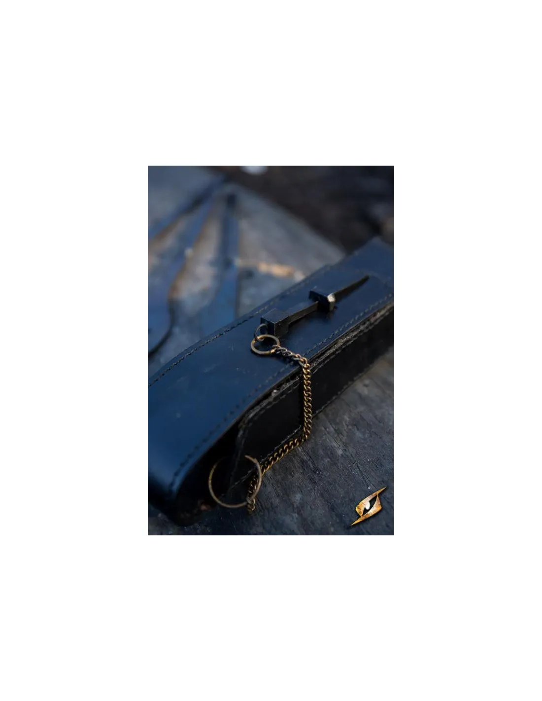 Cubiertos medievales con funda negra: cuchara, tenedor y cuchillo