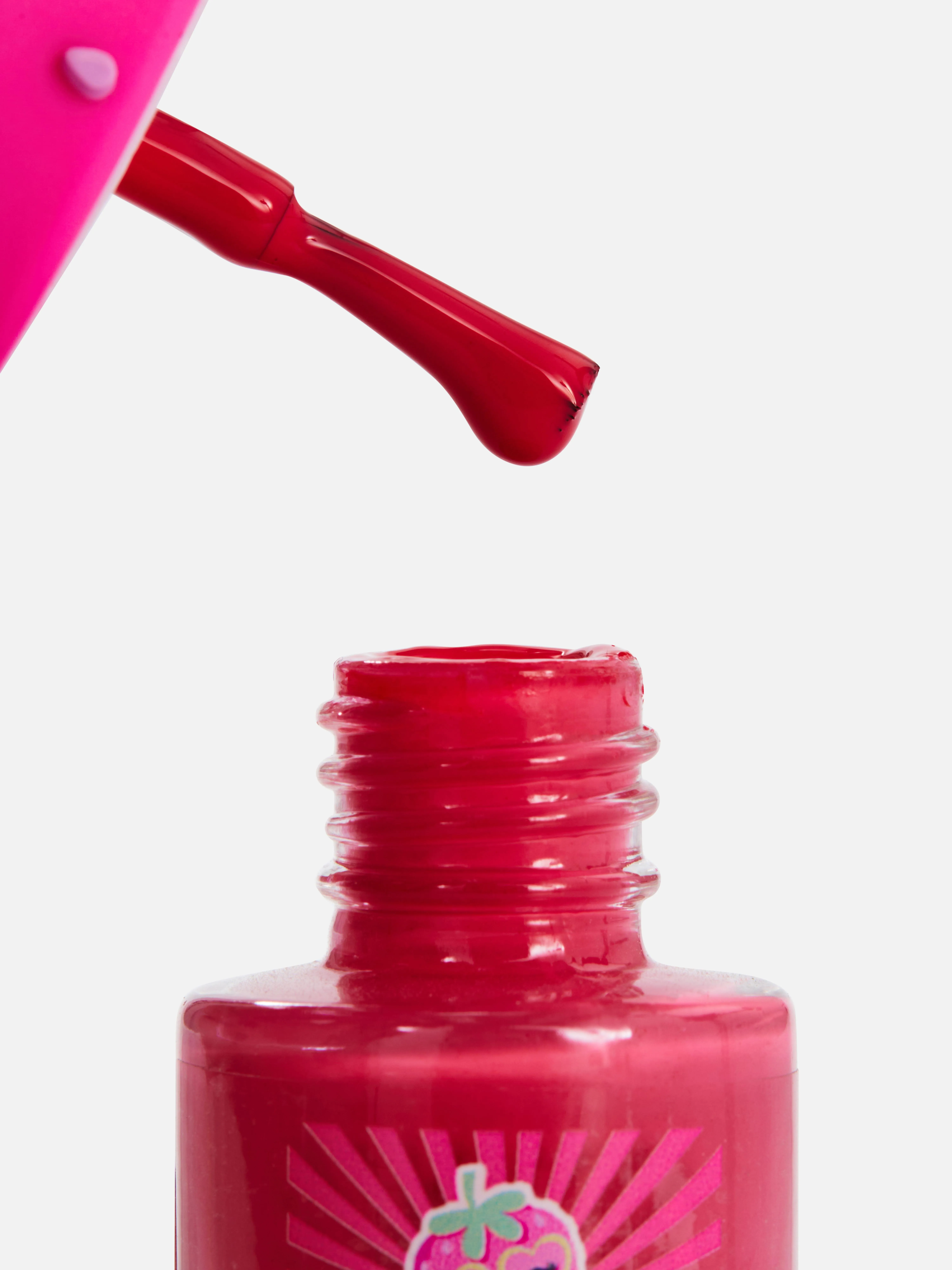 Esmalte de uñas de fresa con perlas sintéticas