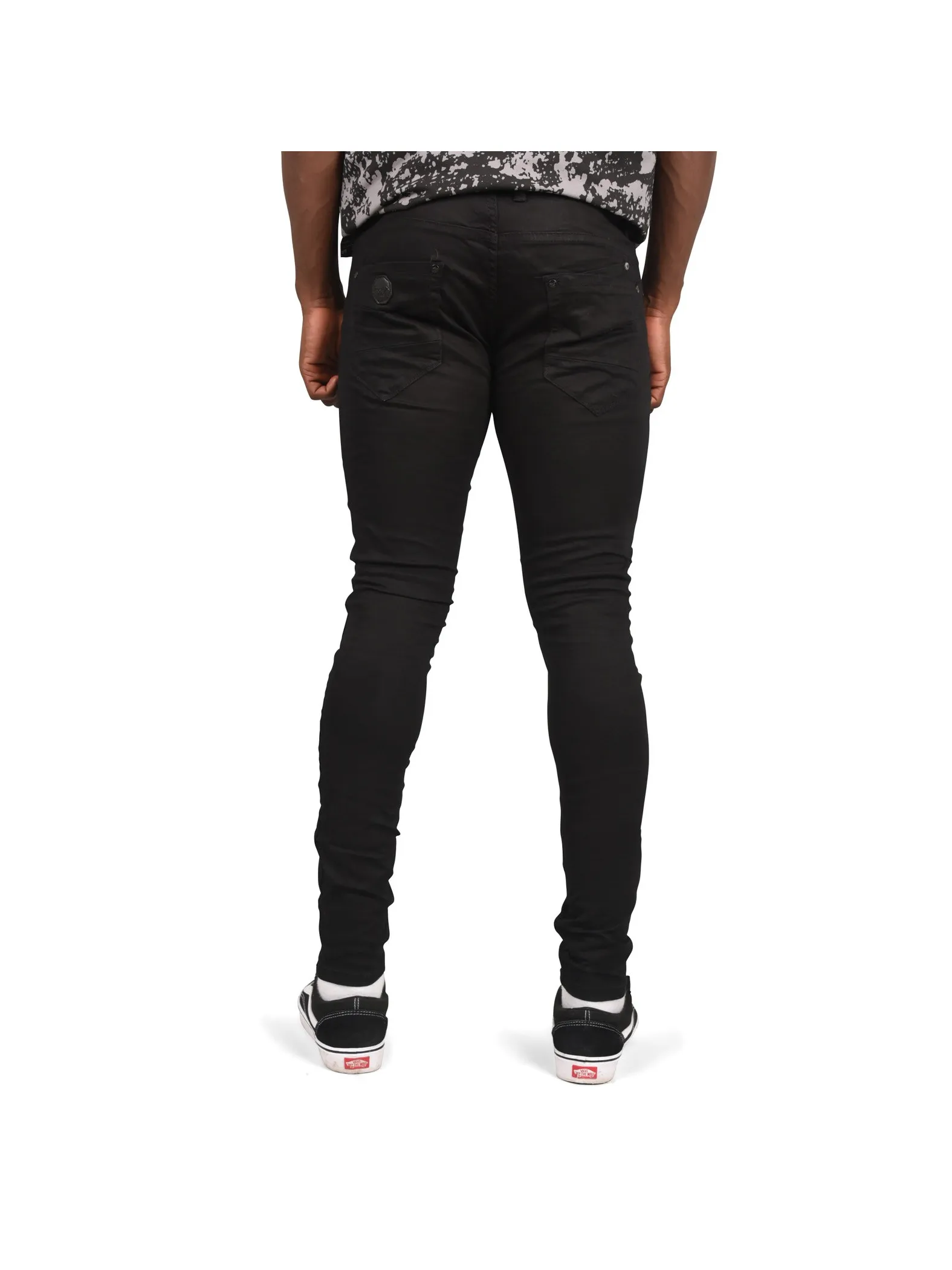 Jeans pitillo con tachuelas