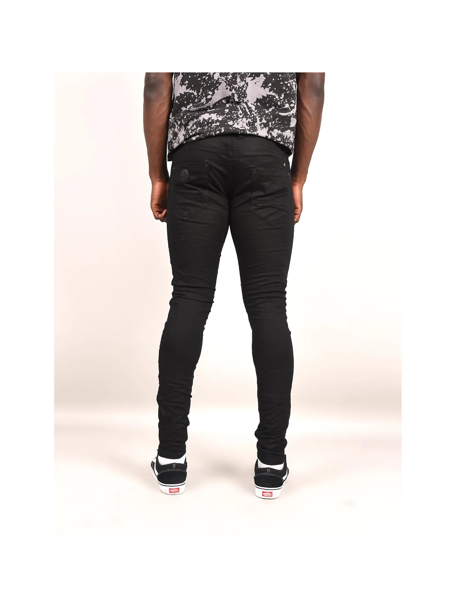 Jeans pitillo con tachuelas