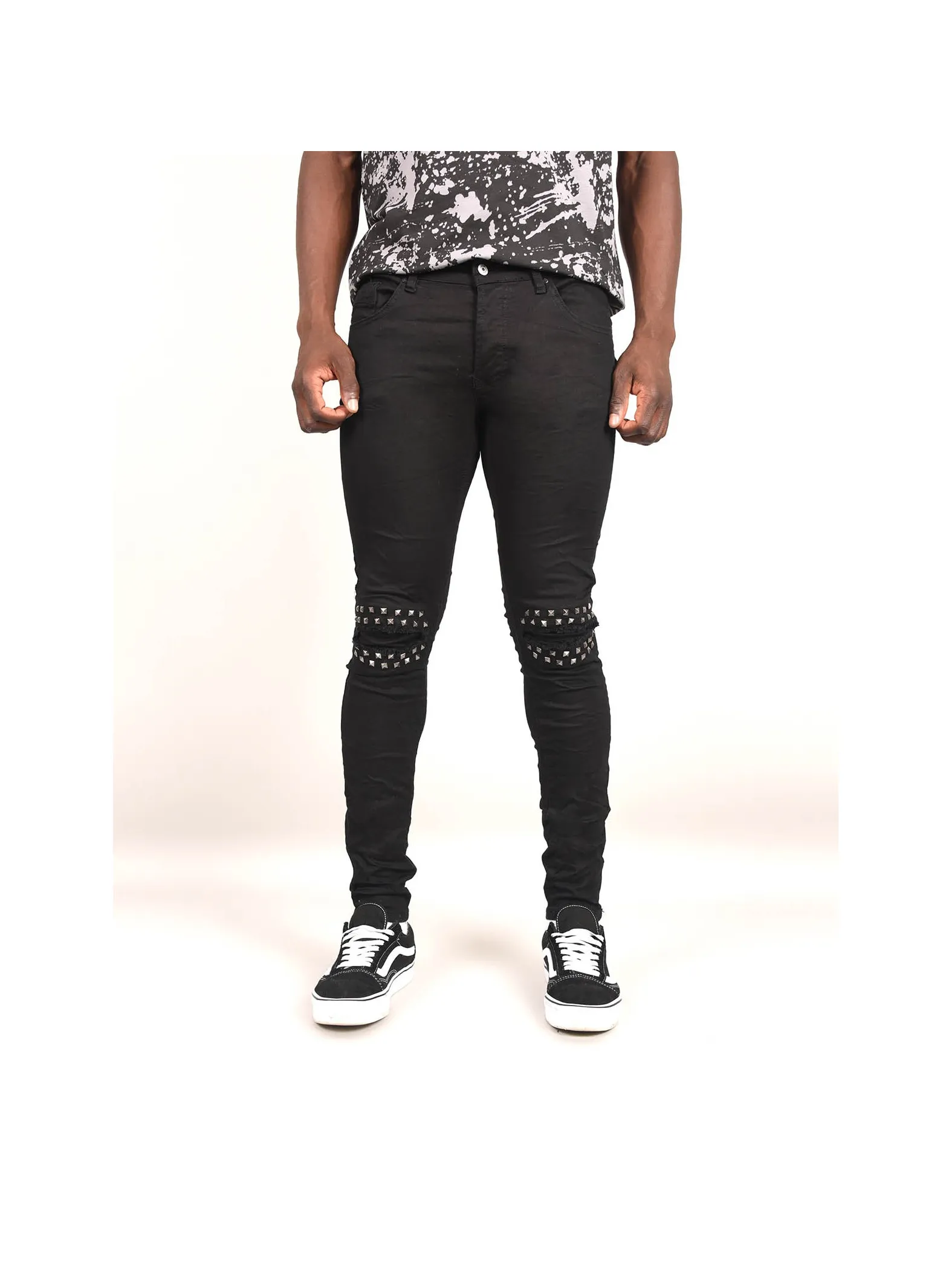 Jeans pitillo con tachuelas