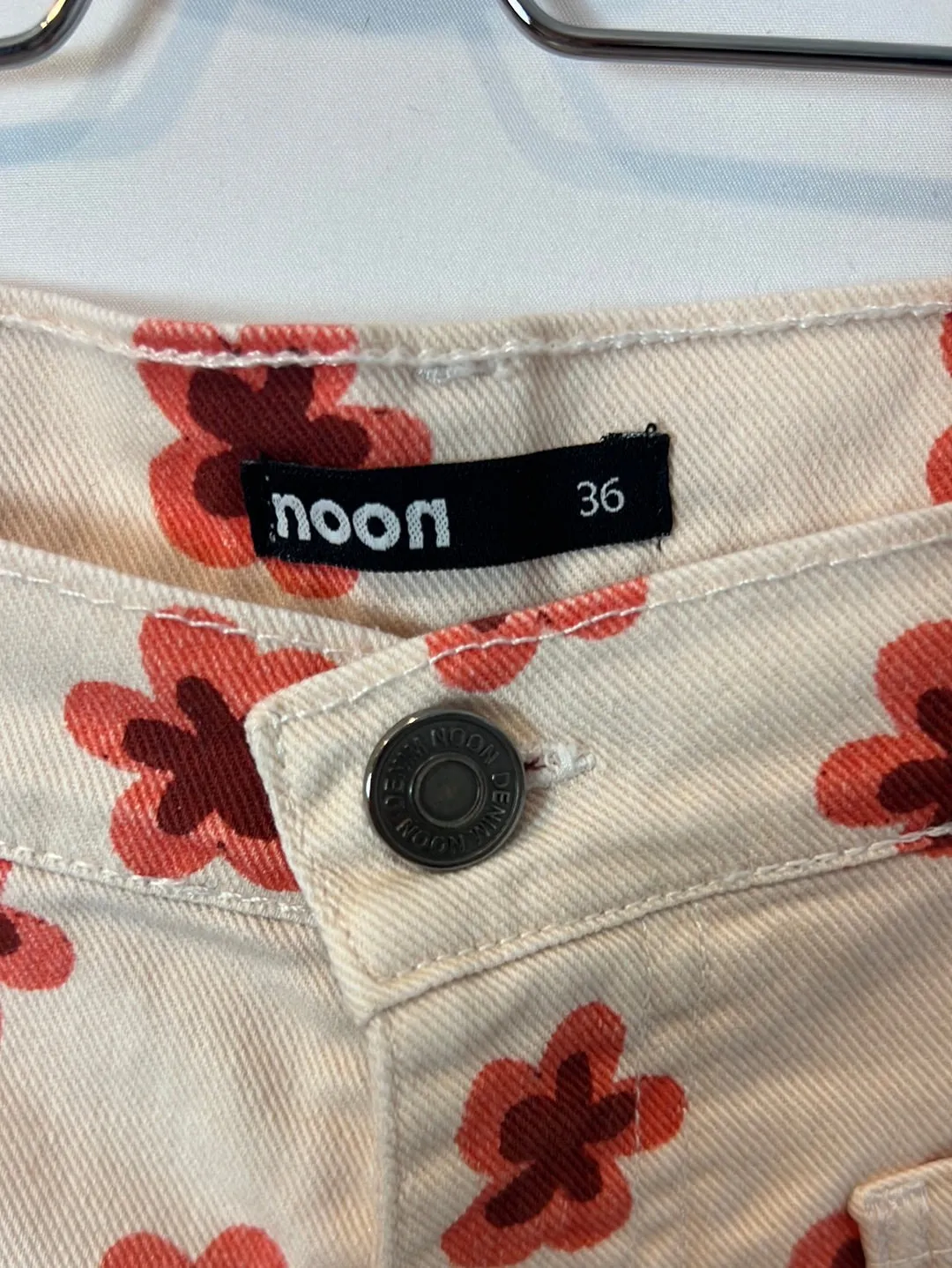 NOON. Pantalón denim flores T.36