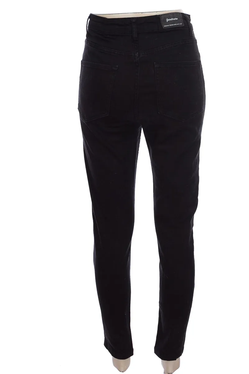 PANTALóN COLOR NEGRO  STRADIVARIUS