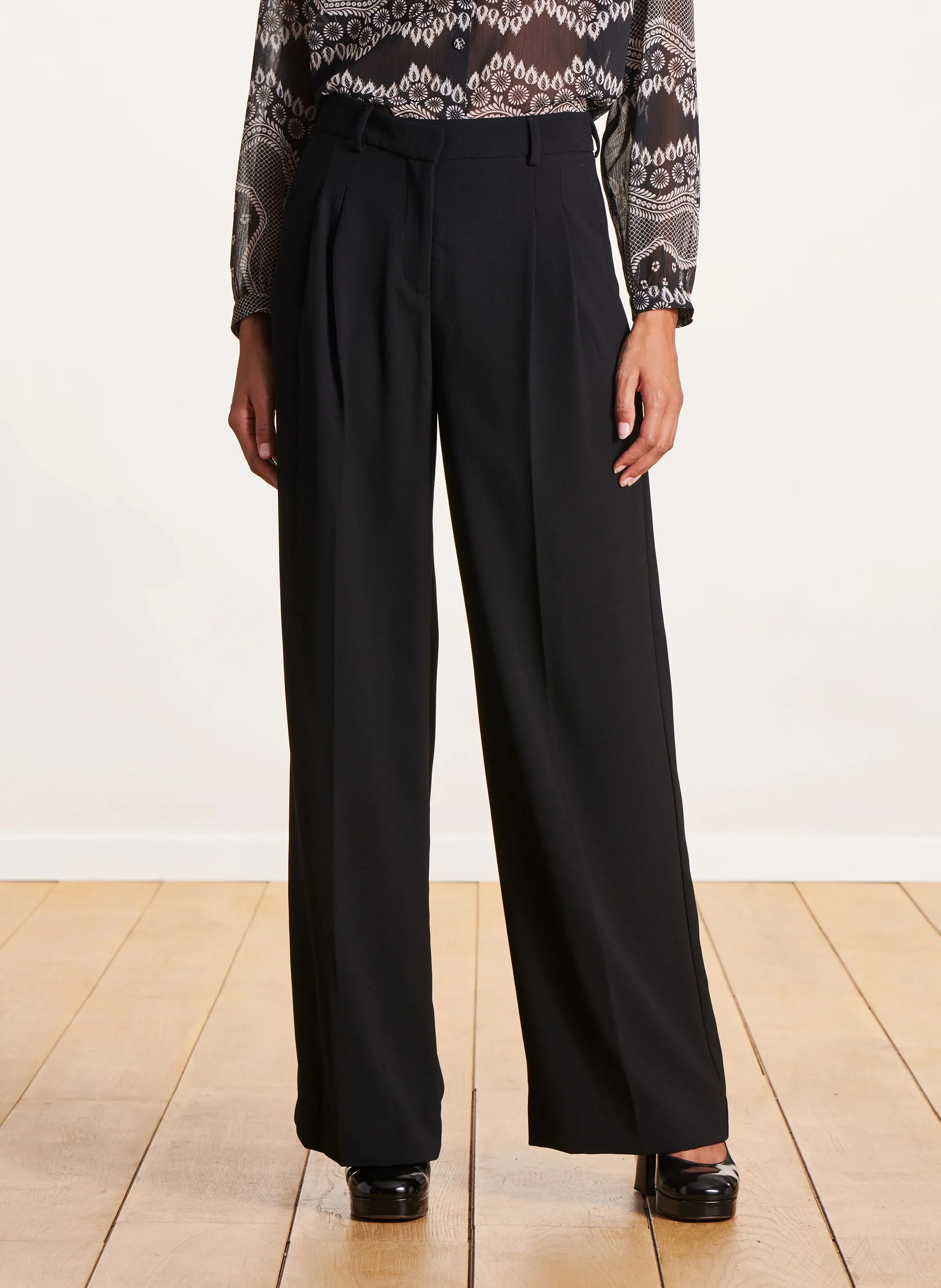 Pantalón de pinzas en negro