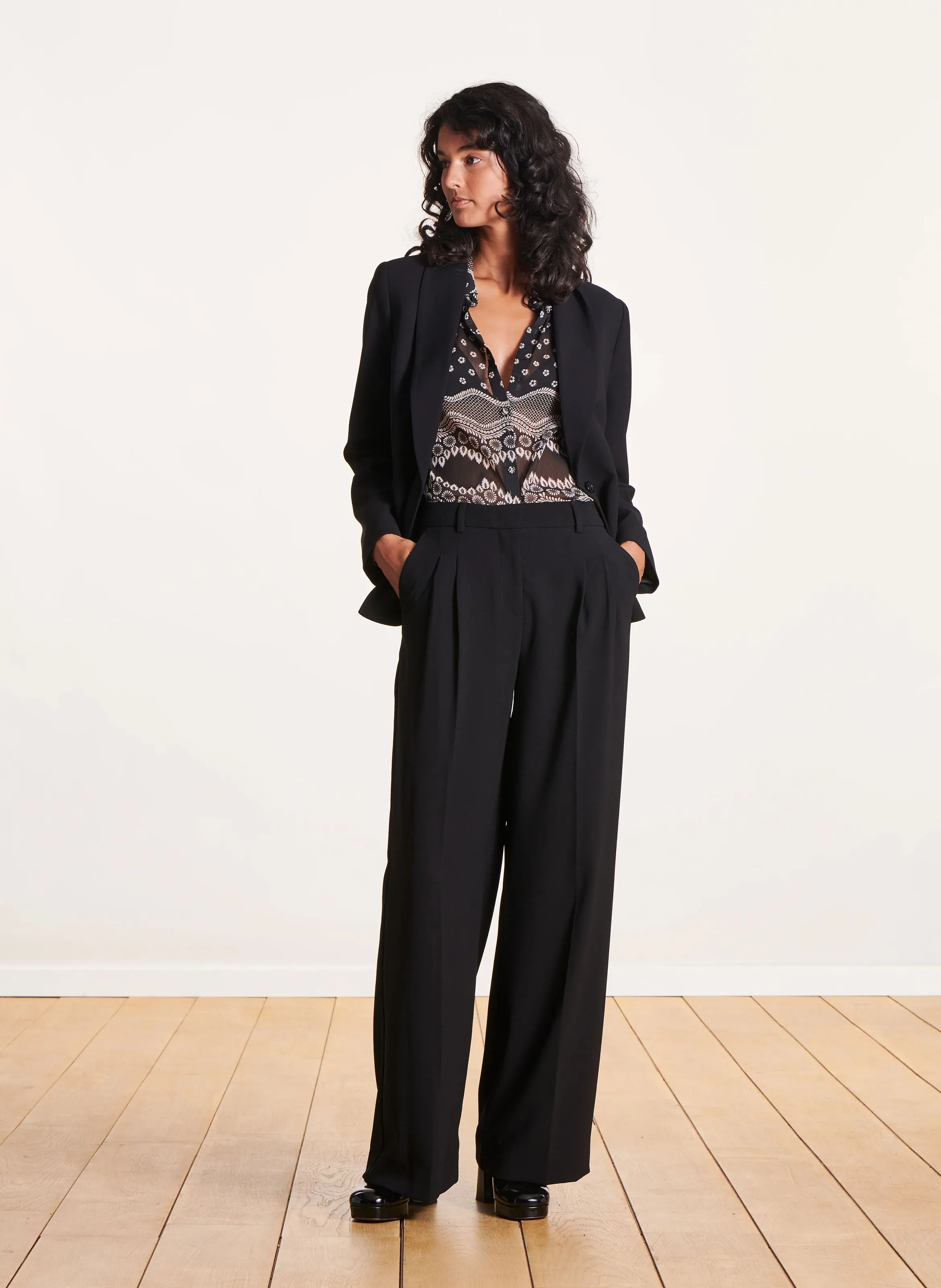 Pantalón de pinzas en negro