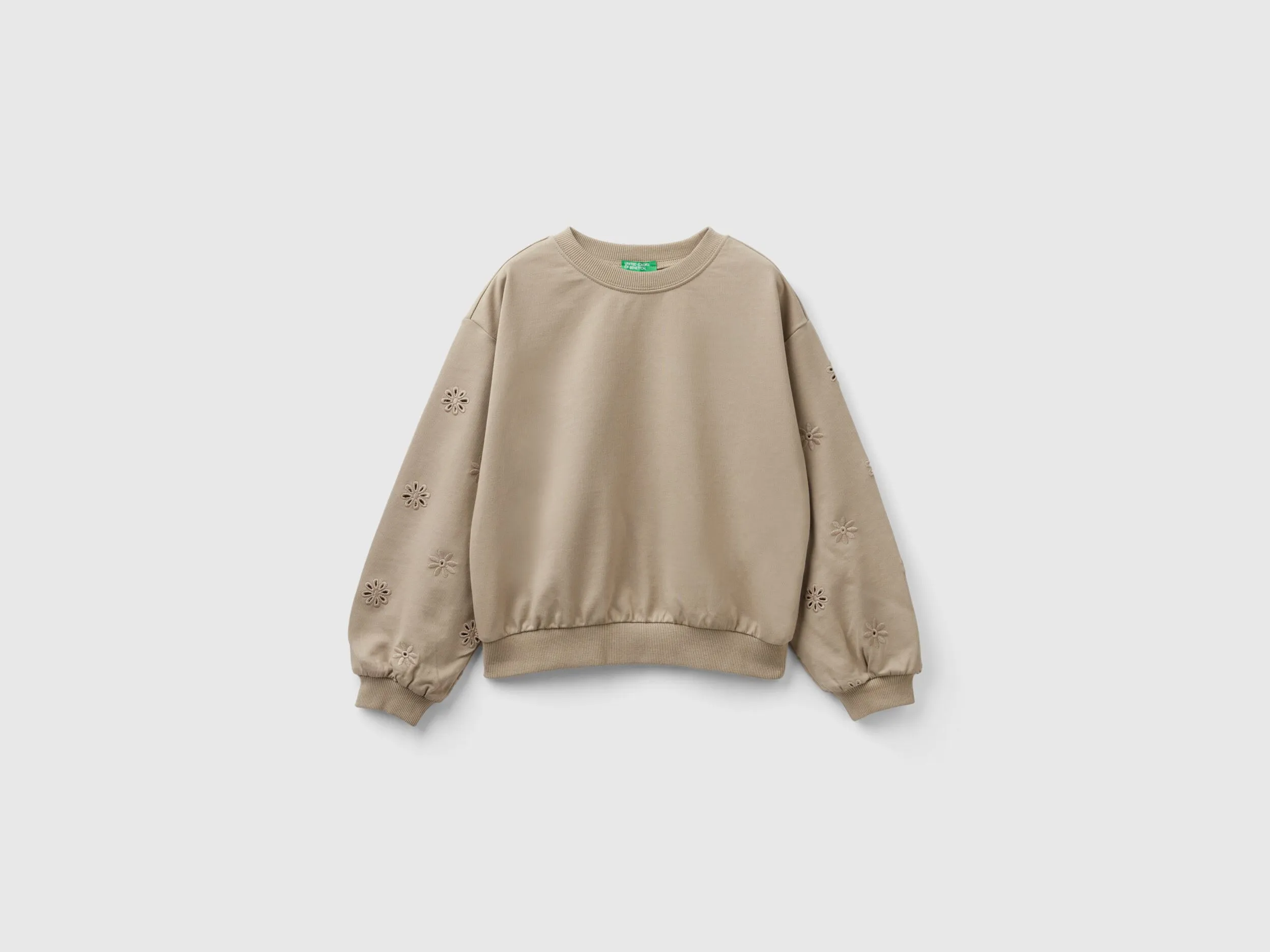 Sudadera con flores bordadas