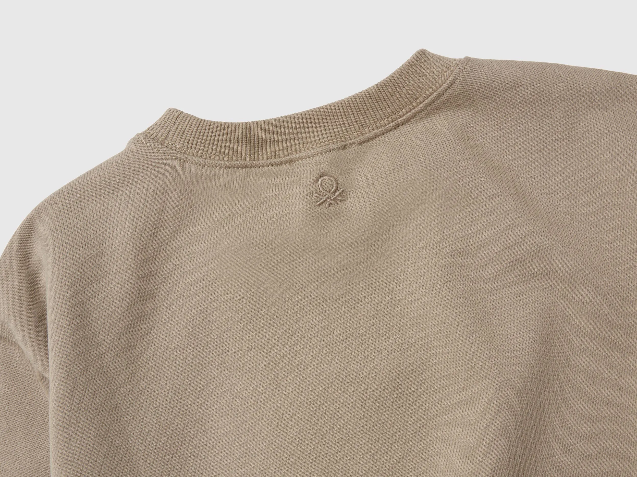 Sudadera con flores bordadas
