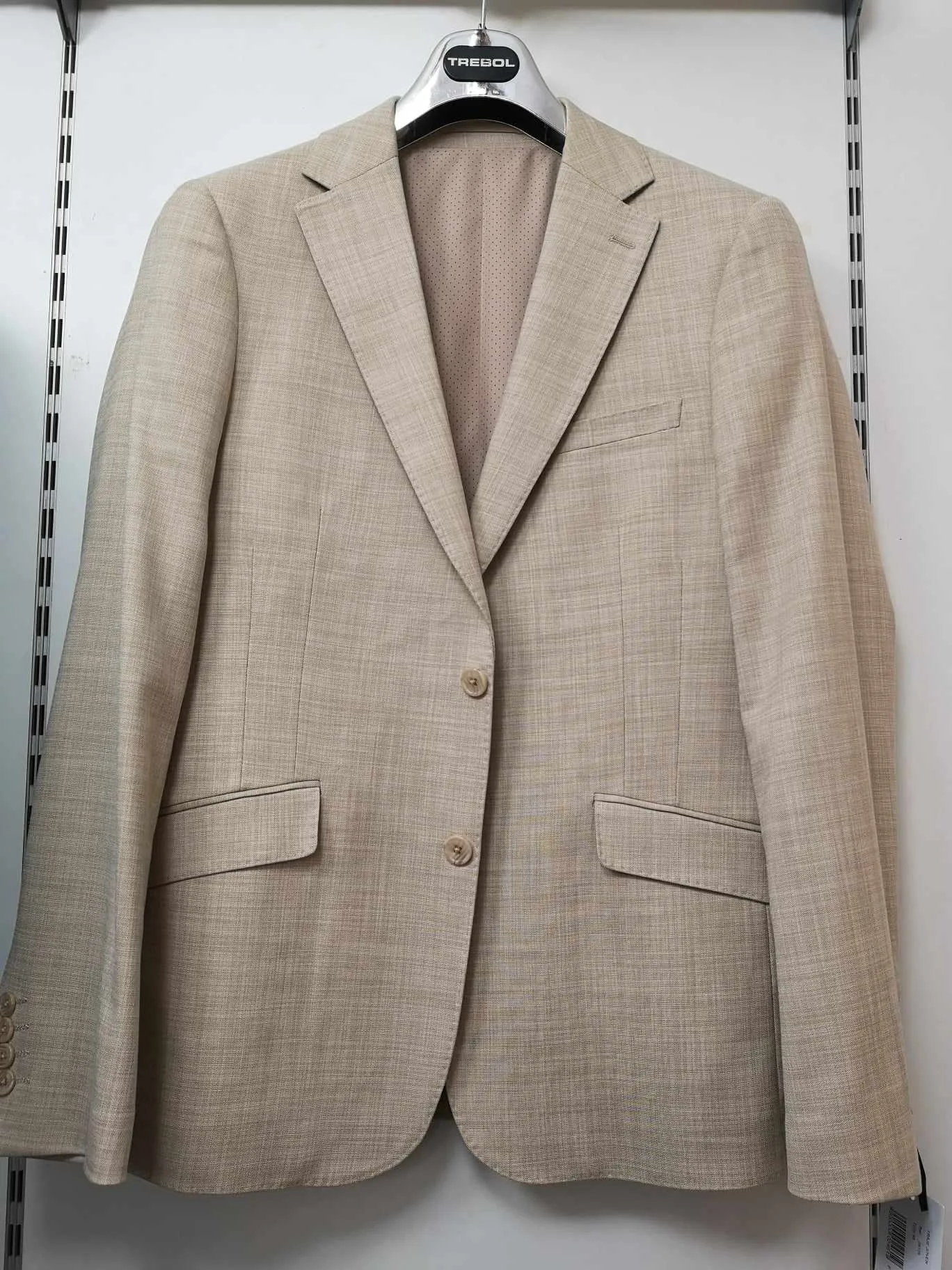 Traje color tostado