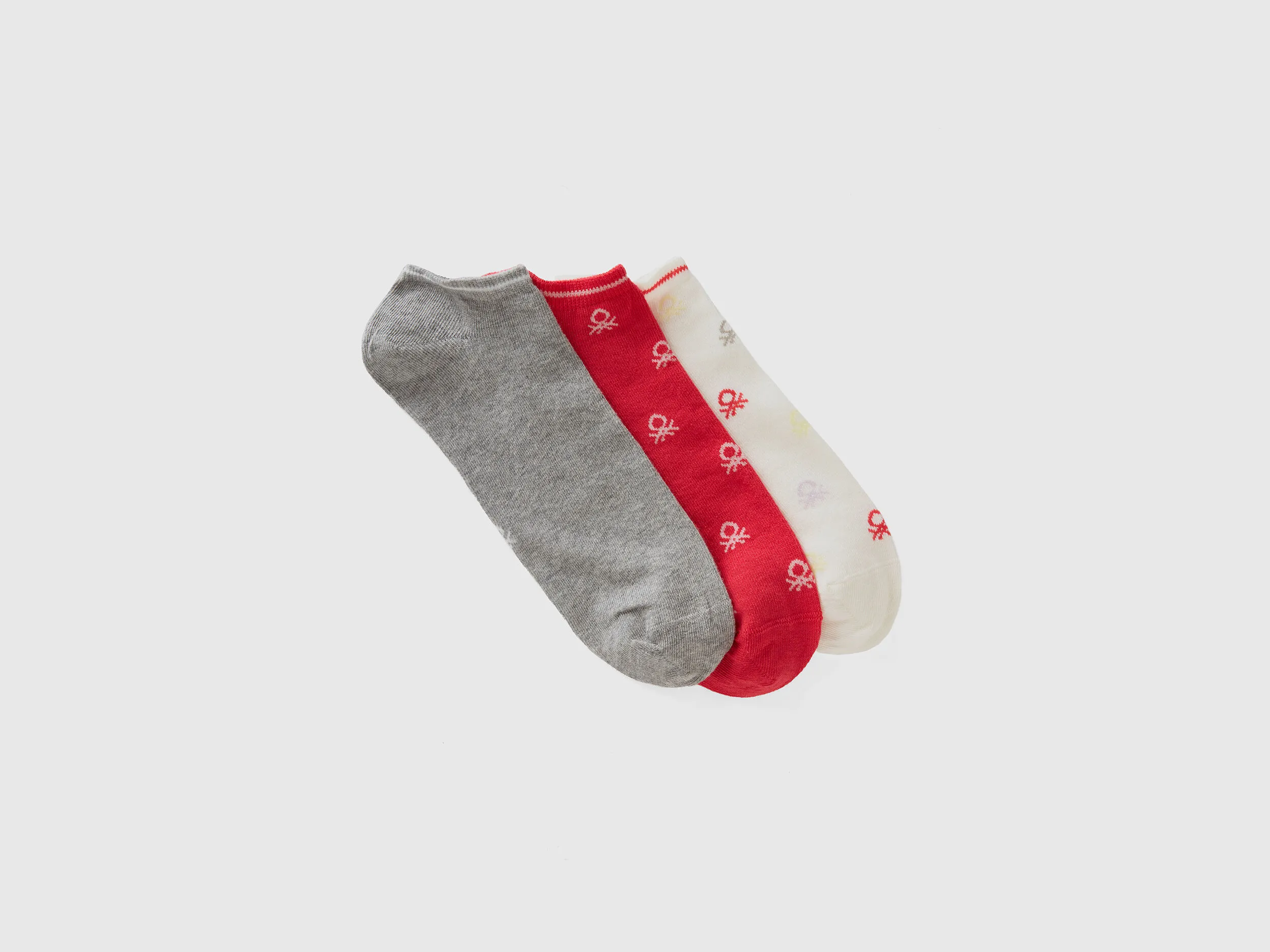 Tres pares de calcetines cortos con logo